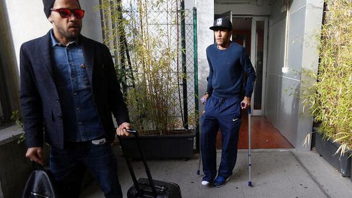 Με πατερίτσες ο Νεϊμάρ