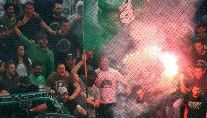 Οπαδοί του “τριφυλλιού” έξω από το ΟΑΚΑ