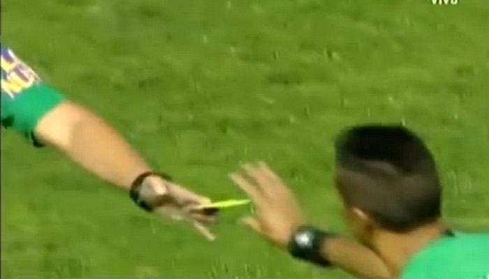 Διαιτητής μοιράζει μόνο κόκκινες κάρτες!