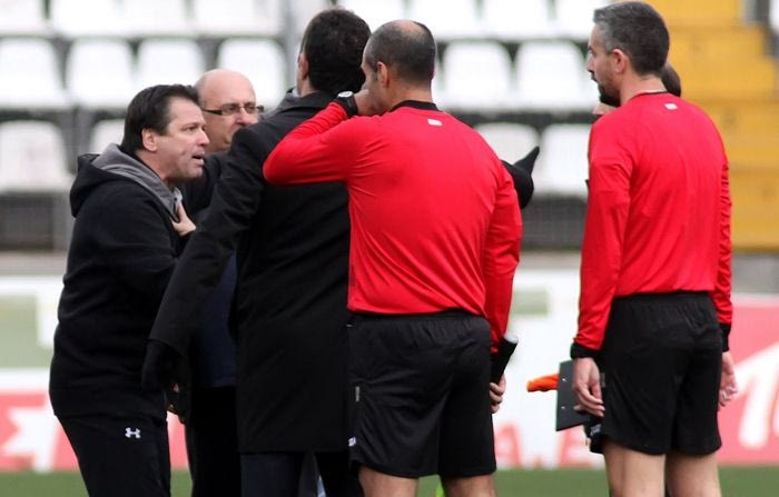 “Ο ρέφερι μου είπε να βγάλω τον Αγκάνθο”