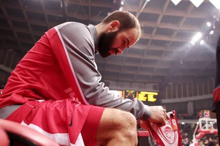 Έβγαλε γλώσσα. Πάλι