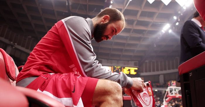 Έβγαλε γλώσσα. Πάλι