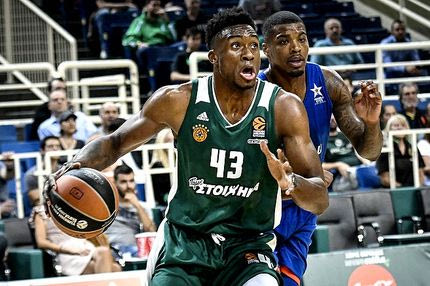 O Θανάσης Αντετοκούνμπο με μια ντουζίνα παιδικά χαμόγελα