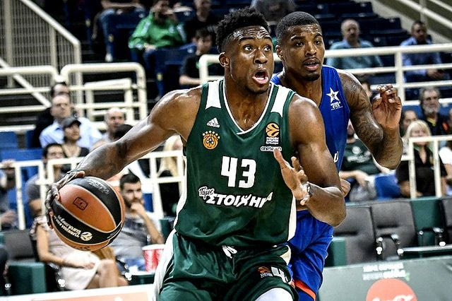 O Θανάσης Αντετοκούνμπο με μια ντουζίνα παιδικά χαμόγελα