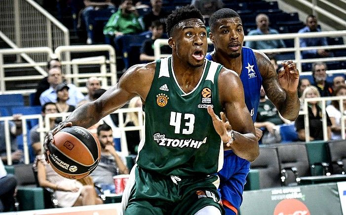 O Θανάσης Αντετοκούνμπο με μια ντουζίνα παιδικά χαμόγελα