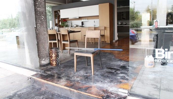 Έβαλαν φωτιά στο μαγαζί του Νίκου Ζαβλανού!