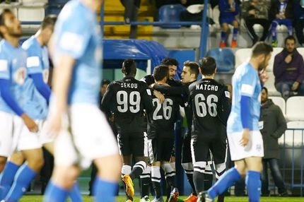 “Χτίζει” άμυνα