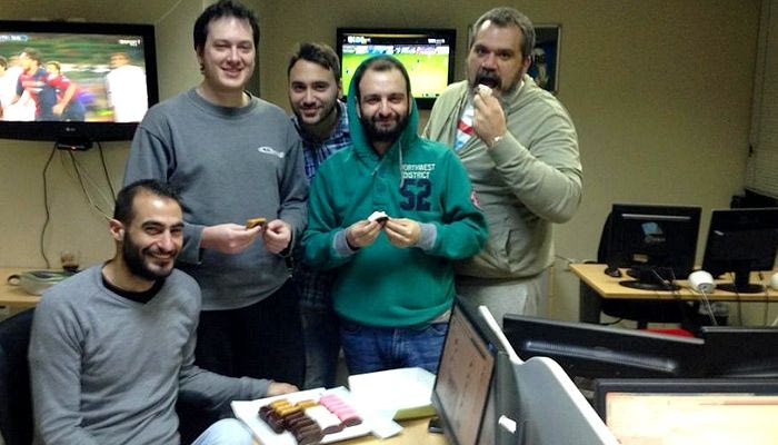 Δουλεύοντας στο ίδιο γραφείο με το Contra.gr