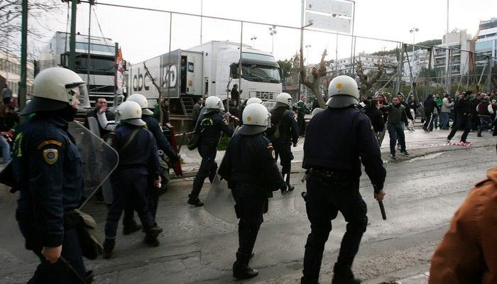 Ένταση και δακρυγόνα στη Λεωφόρο