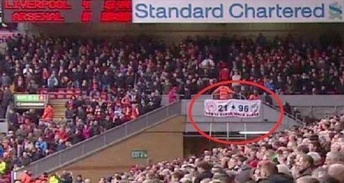 Πανό για τα θύματα της Θύρας 7