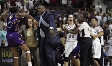 Η πρώτη συμπλοκή στην ιστορία του WNBA (video)