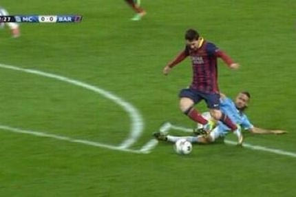 Πλάκα με το πέναλτι του Μέσι