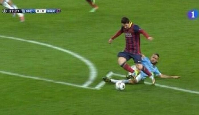 Πλάκα με το πέναλτι του Μέσι