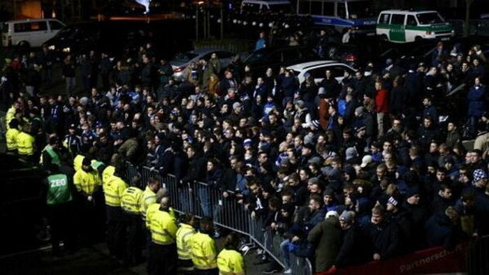 300 οπαδοί τα έβαλαν με τους παίκτες