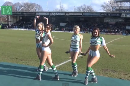 Τα κορίτσια που έκαναν την εξέδρα να τραγουδά (video)