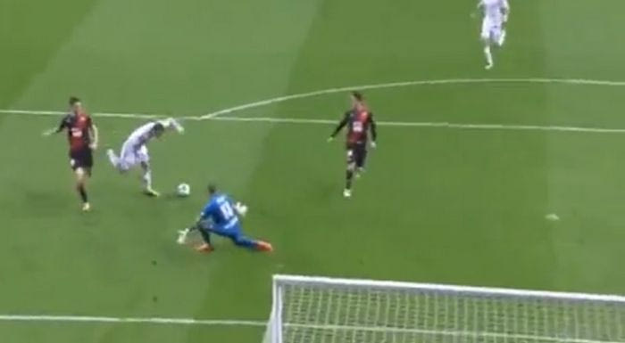 Σκόνταψε στο τετ α τετ ο Μπέιλ (video)