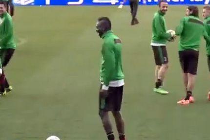 “Φυσάνε και το γιαουρτί” οι συμπαίκτες του Μπαλοτέλι (video)