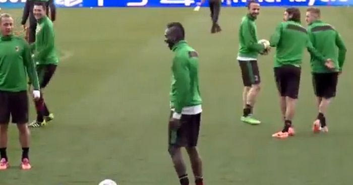 “Φυσάνε και το γιαουρτί” οι συμπαίκτες του Μπαλοτέλι (video)