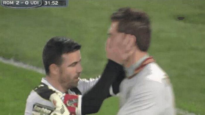 Ο Ντι Νατάλε συνεχάρη τον Ντε Σάνκτις για την απόκρουση