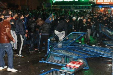 Εκτεταμένα επεισόδια και διακοπή στο Τράμπζονσπορ-Φενέρμπαχτσε (photos+videos)
