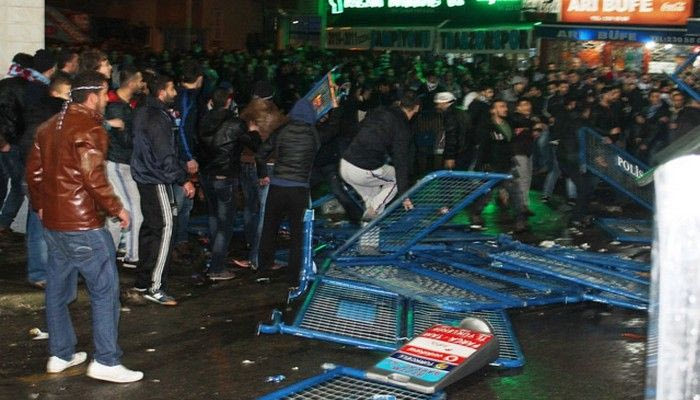 Εκτεταμένα επεισόδια και διακοπή στο Τράμπζονσπορ-Φενέρμπαχτσε (photos+videos)