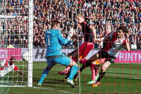 Ο Άγιαξ το ντέρμπι, ξεφεύγει η Μπενφίκα