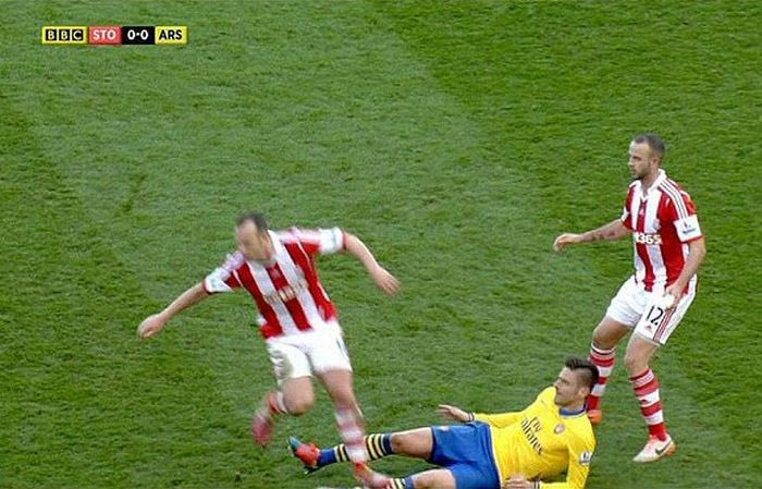 Πάτησε με τα καρφιά τον Ζιρού