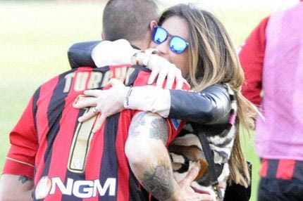 Η πρόεδρος πανηγυρίζει με τον σκόρερ που είναι και άντρας της!