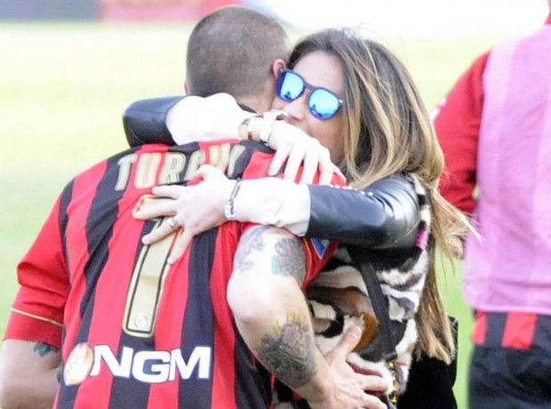 Η πρόεδρος πανηγυρίζει με τον σκόρερ που είναι και άντρας της!