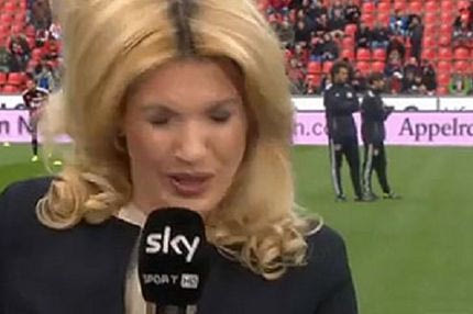 Η Γερμανίδα δημοσιογράφος με το κεφάλι που μαγνητίζει τις μπάλες