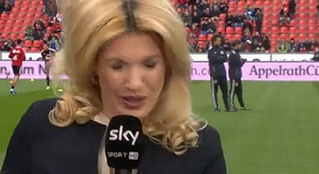 Η Γερμανίδα δημοσιογράφος με το κεφάλι που μαγνητίζει τις μπάλες