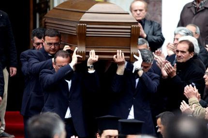 Πλήθος κόσμος στο τελευταίο αντίο στον Σταύρο Νταϊφά