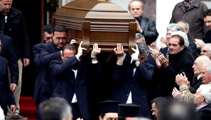 Πλήθος κόσμος στο τελευταίο αντίο στον Σταύρο Νταϊφά