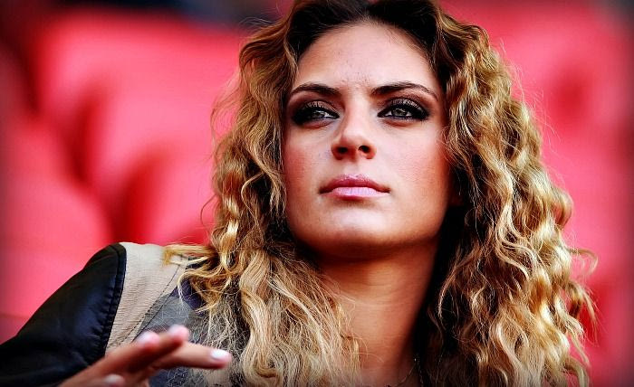 “Έπεσε” το ίντερνετ από την ημίγυμνη selfie της Μάρτα (PHOTO)