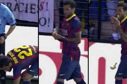 Ο Άλβες έφαγε την μπανάνα που του πέταξαν (VIDEO)