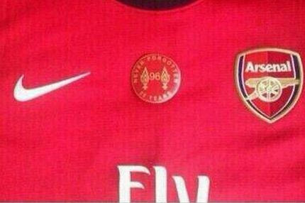 Φανέλα της Άρσεναλ με σήμα στη μνήμη των θυμάτων του “Χίλσμπορο”