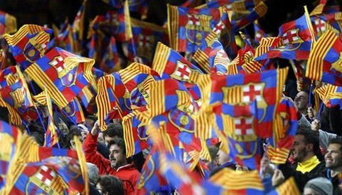 Με μια σημαία στα χέρια