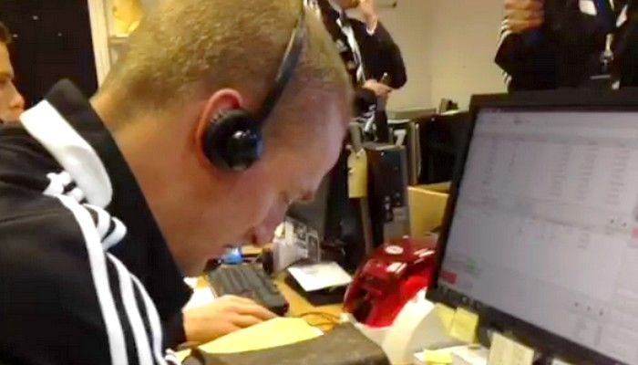 Οι ποδοσφαιριστές της Φούλαμ τηλεφωνούν στους οπαδούς!