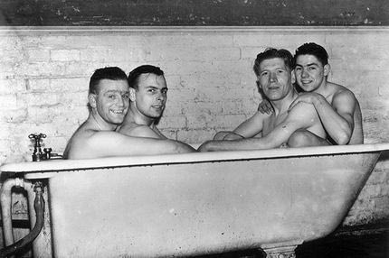 Βουτιά στα… κοινόχρηστα λουτρά (photos)