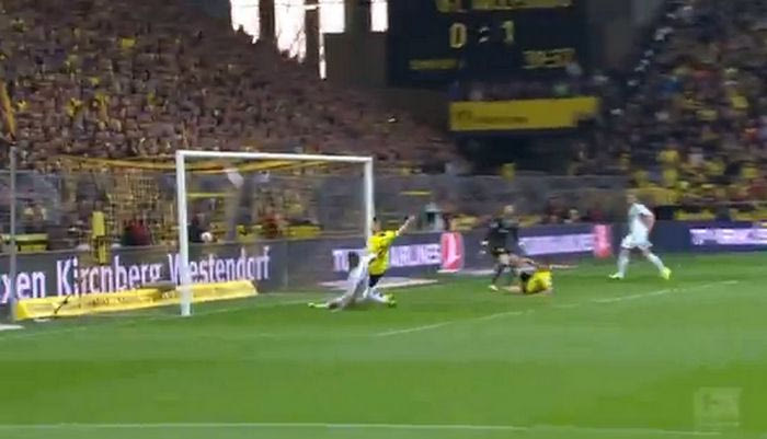 Στα 0.35 δευτερόλεπτα το διπλό δοκάρι της Βόλφσμπουργκ