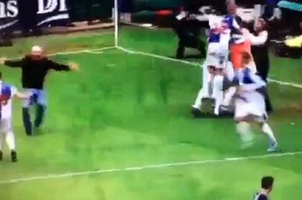 Αντί για αγκαλιά, έφαγε τούμπα (VIDEO)