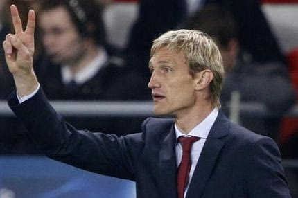 Τα παπούτσια στο χέρι πήρε ο Χίπια