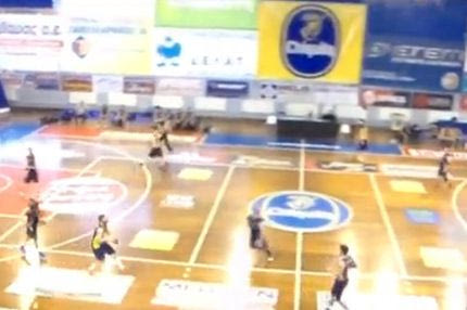 Buzzer beater πίσω από το κέντρο (VIDEO)