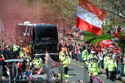 Πανικός στο “Άνφιλντ” από τους φίλους της Λίβερπουλ