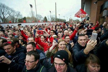 Πώς υποδέχθηκαν τη Λίβερπουλ στο Άνφιλντ (PHOTOS – VIDEOS)