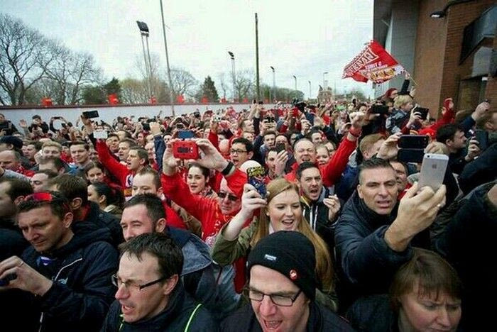 Πώς υποδέχθηκαν τη Λίβερπουλ στο Άνφιλντ (PHOTOS – VIDEOS)