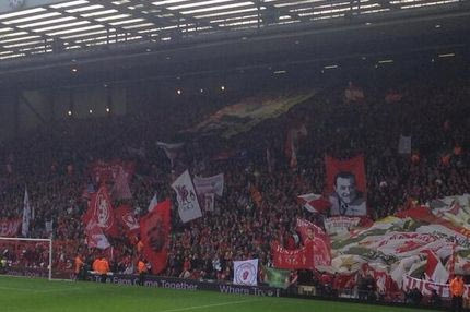 Συγκλόνισαν με το τραγούδι τους οι φίλοι της Λίβερπουλ (VIDEO)