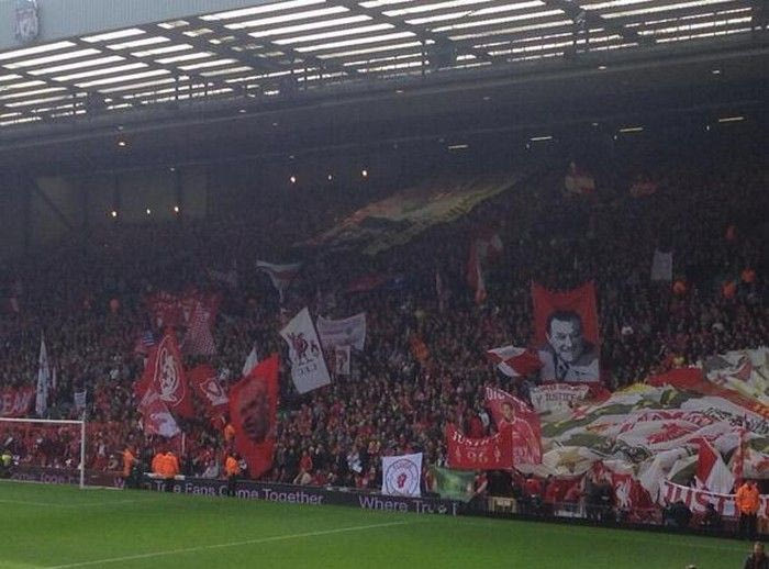 Συγκλόνισαν με το τραγούδι τους οι φίλοι της Λίβερπουλ (VIDEO)