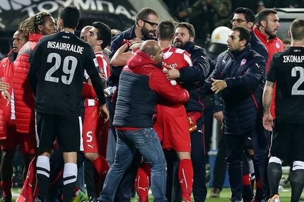 Σύρραξη Κατσουράνη – Μανιάτη και αποβολές (VIDEOS)
