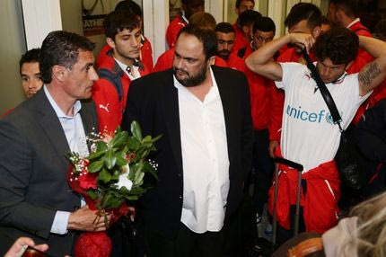 Υποδοχή από Μαρινάκη με ανθοδέσμες στην αποστολή (PHOTOS)